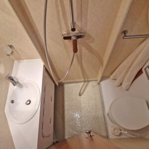 Interieur van de Sara Elite; toilet en wasbak
