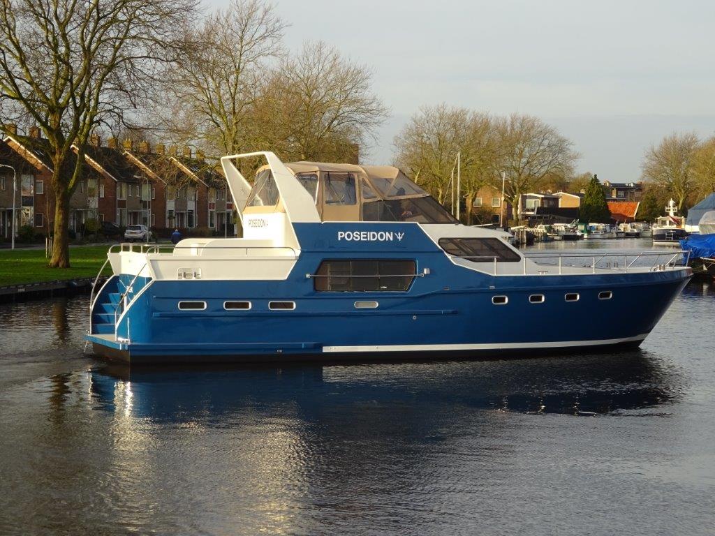 Met boot varen in Friesland