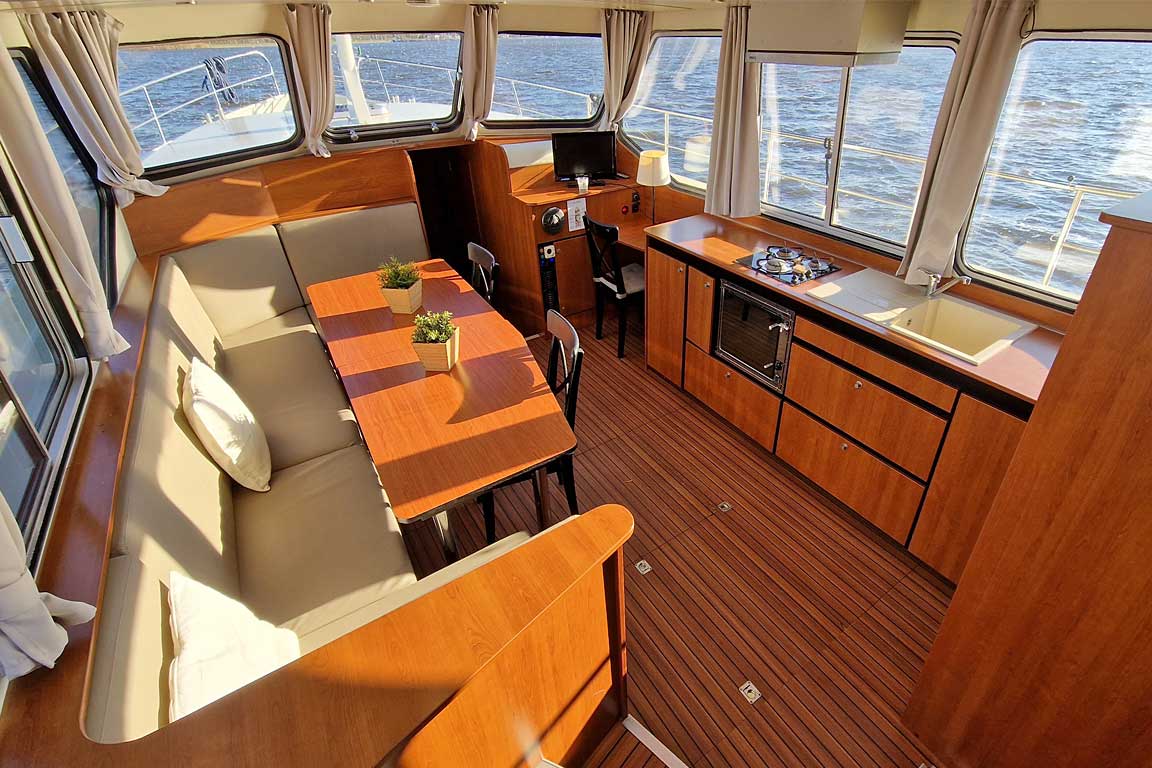 Interieur van de Sara Elite; Eetkamer en keuken, beneden dek