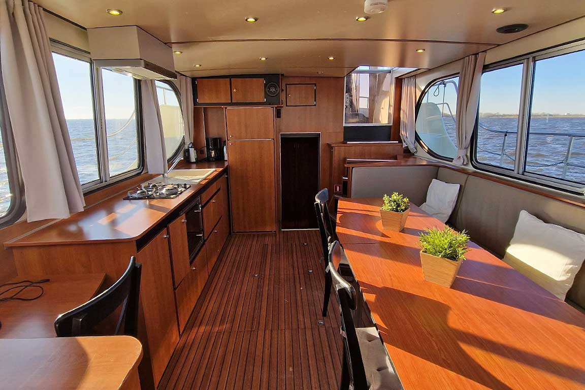 Interieur van de Sara Elite; Eetkamer en keuken, beneden dek