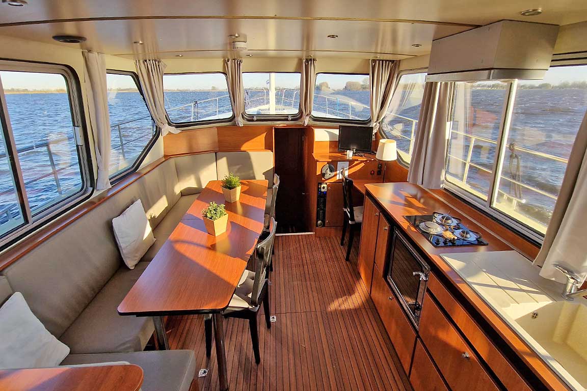 Interieur van de Sara Elite; Eetkamer en keuken, beneden dek