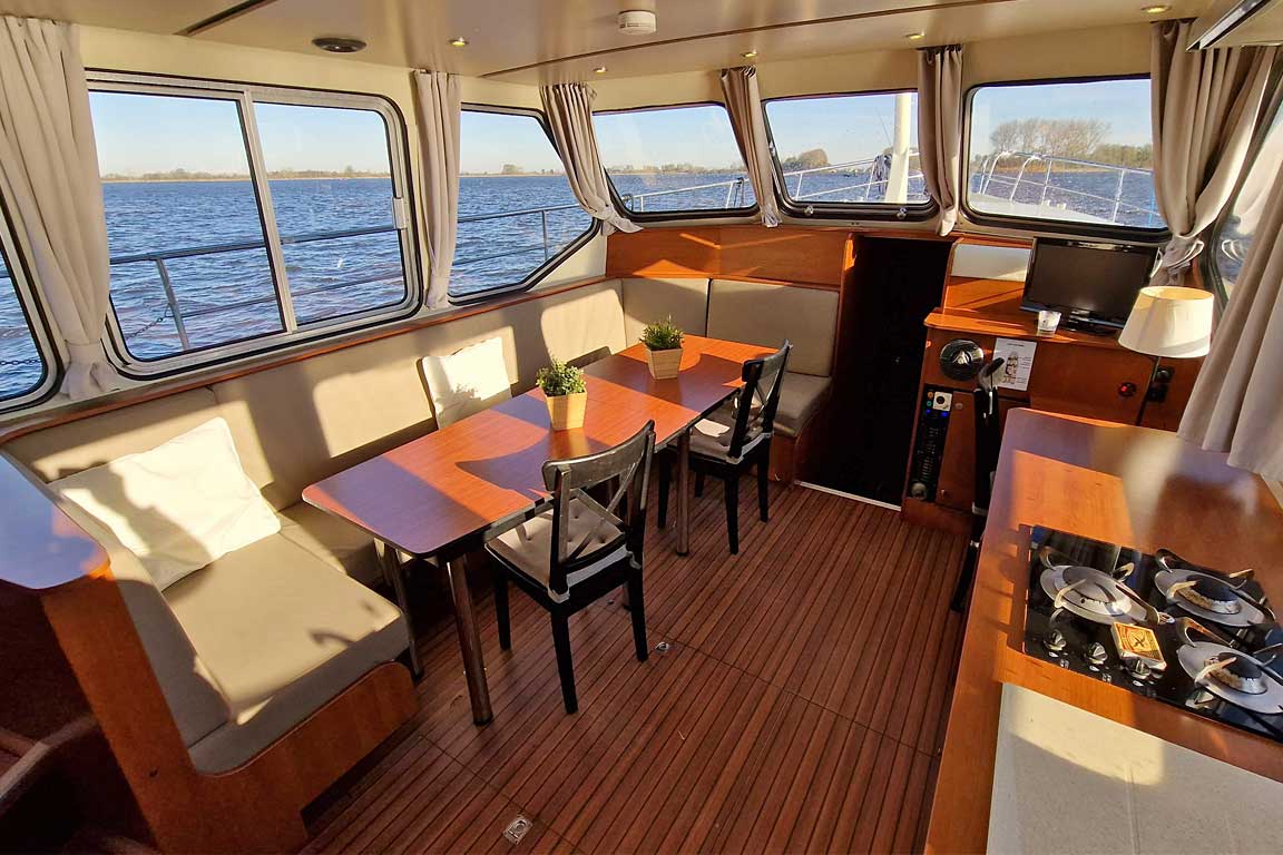Interieur van de Sara Elite; Eetkamer en keuken, beneden dek