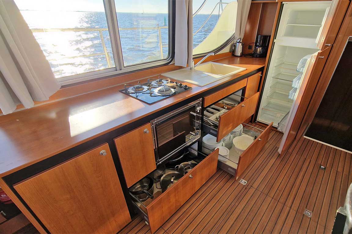 Interieur van de Sara Elite; keuken