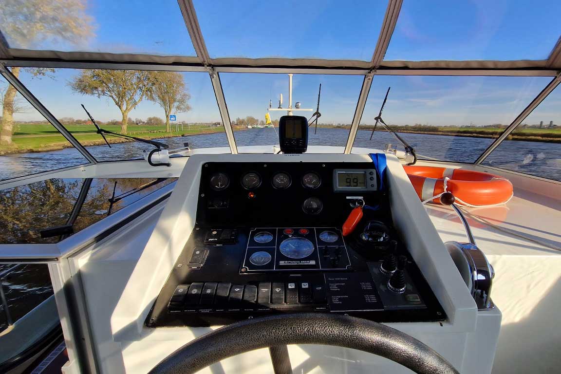 Interieur van de Sara Elite; aanzicht vanuit de stuurhut