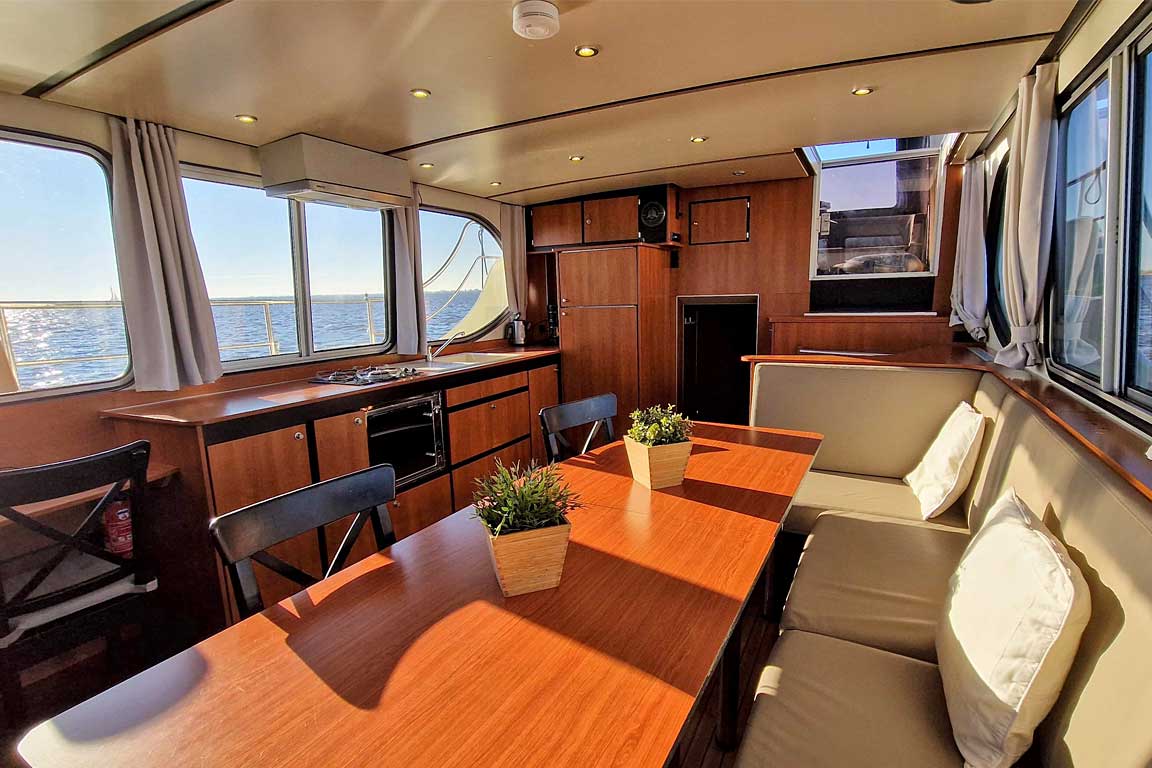 Interieur van de Sara Elite; Eetkamer en keuken, beneden dek