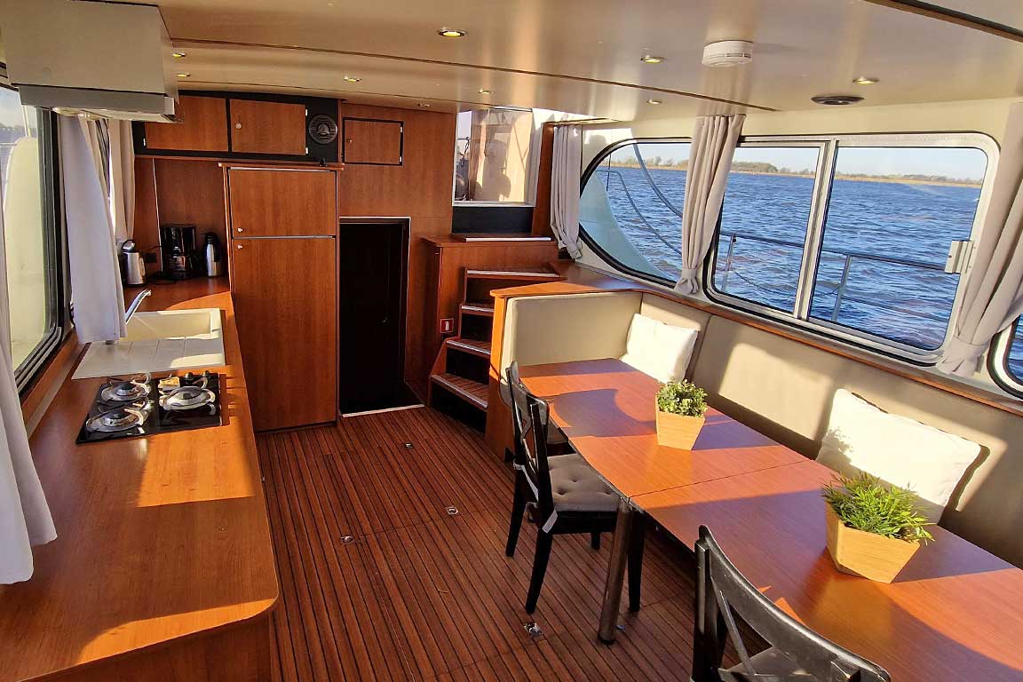 Interieur van de Sara Elite; Eetkamer en keuken, beneden dek