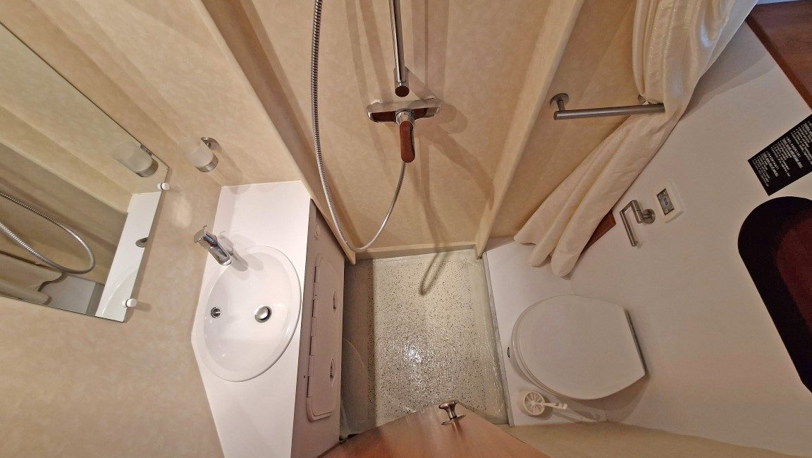Interieur van de Sara Elite; toilet en wasbak