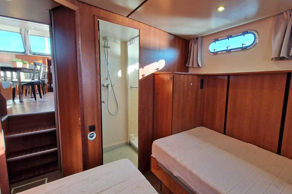 Interieur van de Sara Elite; kamer met en suite