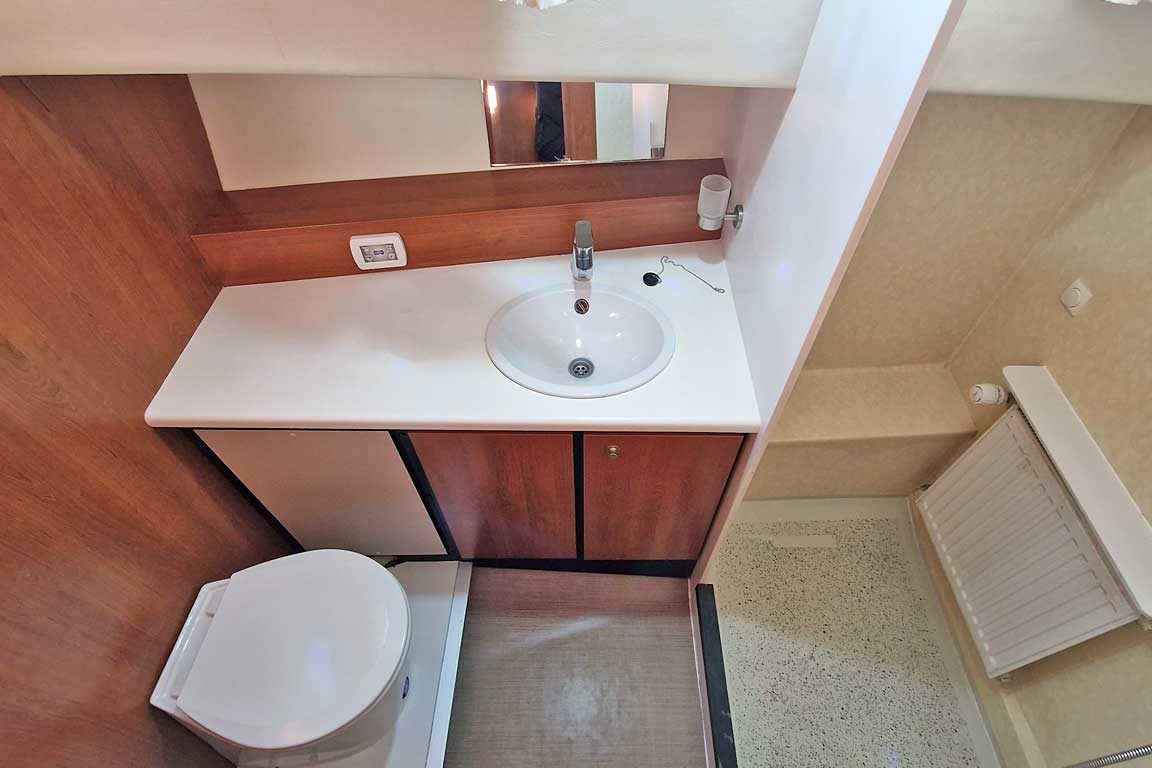 Interieur van de Sara Elite; badkamer