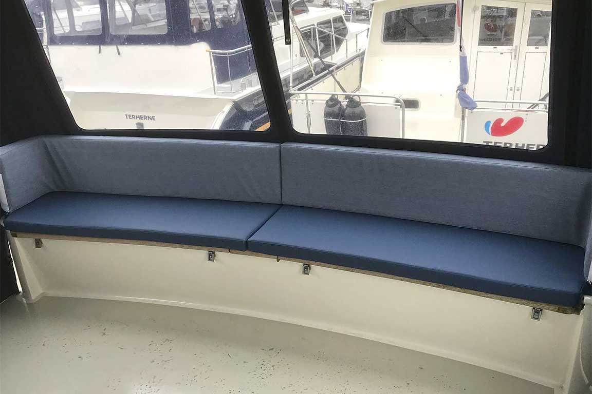 Interieur van de Sara Elite; bank
