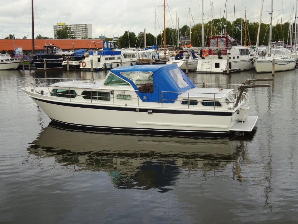 Jachtrenovatie witte drijvende boot op het water