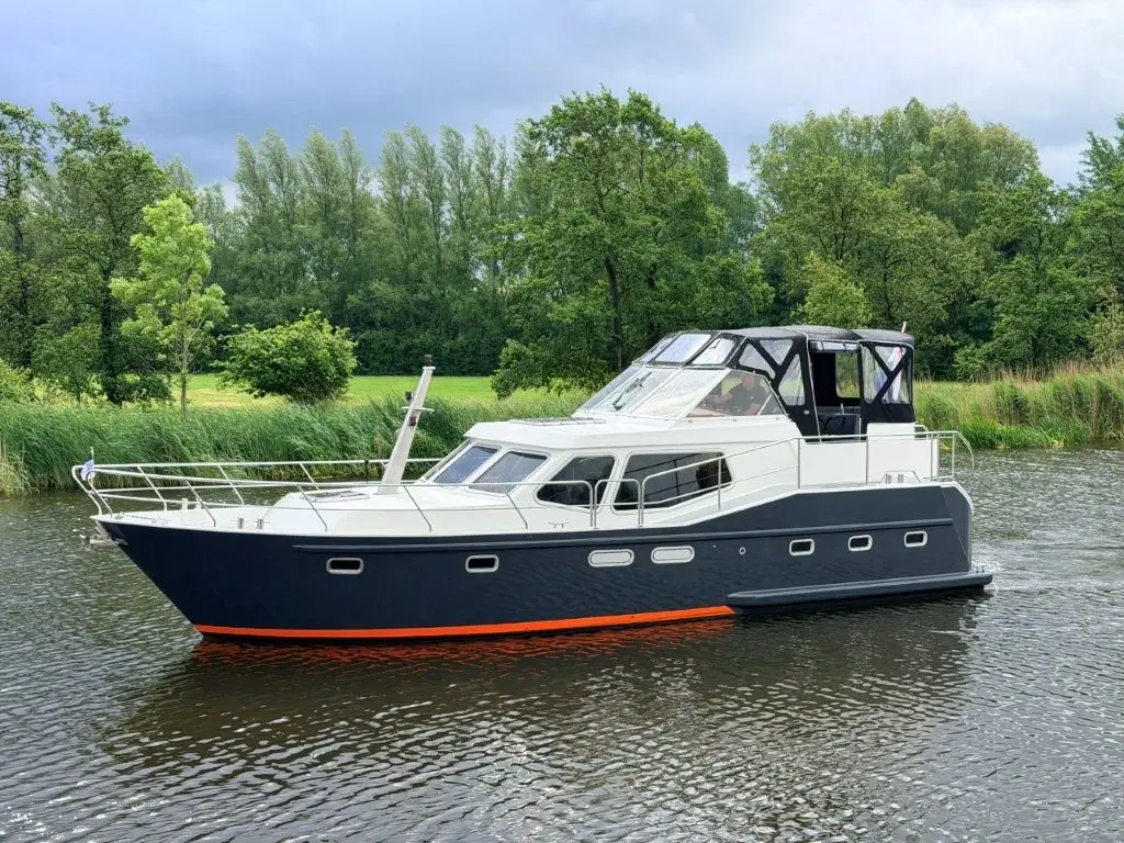 Renos boot 4 personen vaart door Friesland
