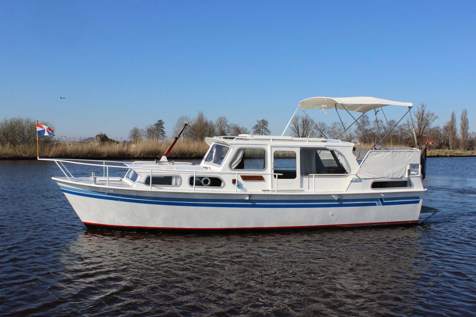 Grou boten te koop zijaanzicht baluw witte boot varend op water