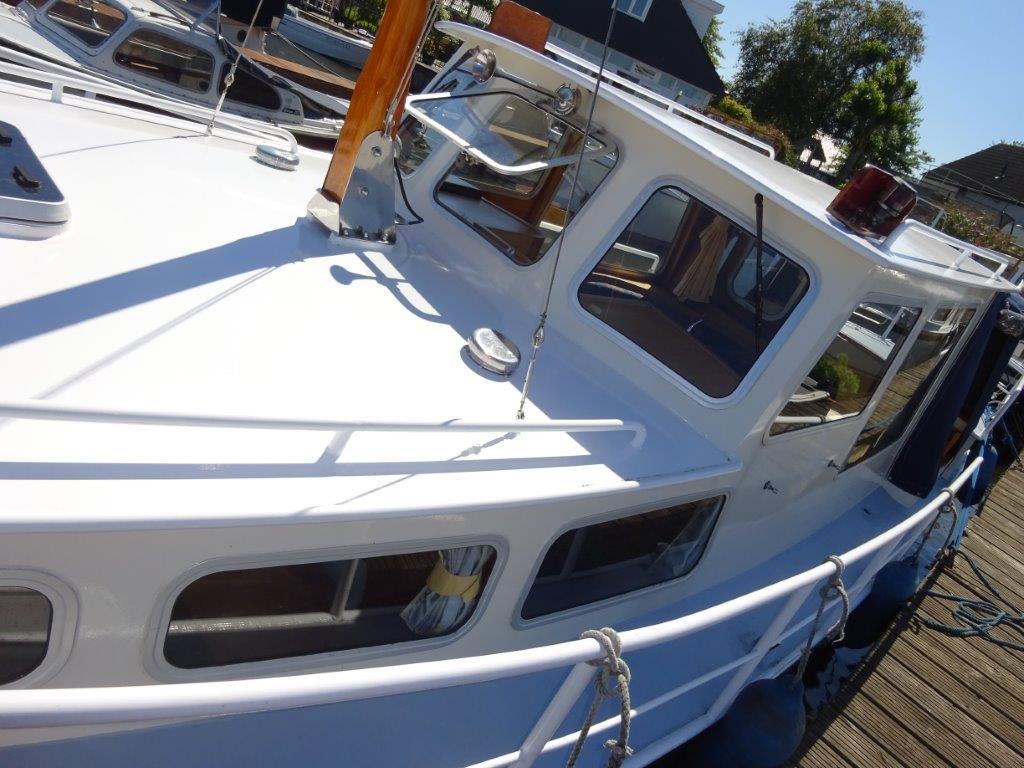 Jachtreparatie bovenaanzicht witte boot